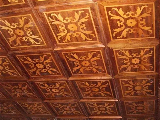 Soffitto a cassettoni in legno acero intarsiato